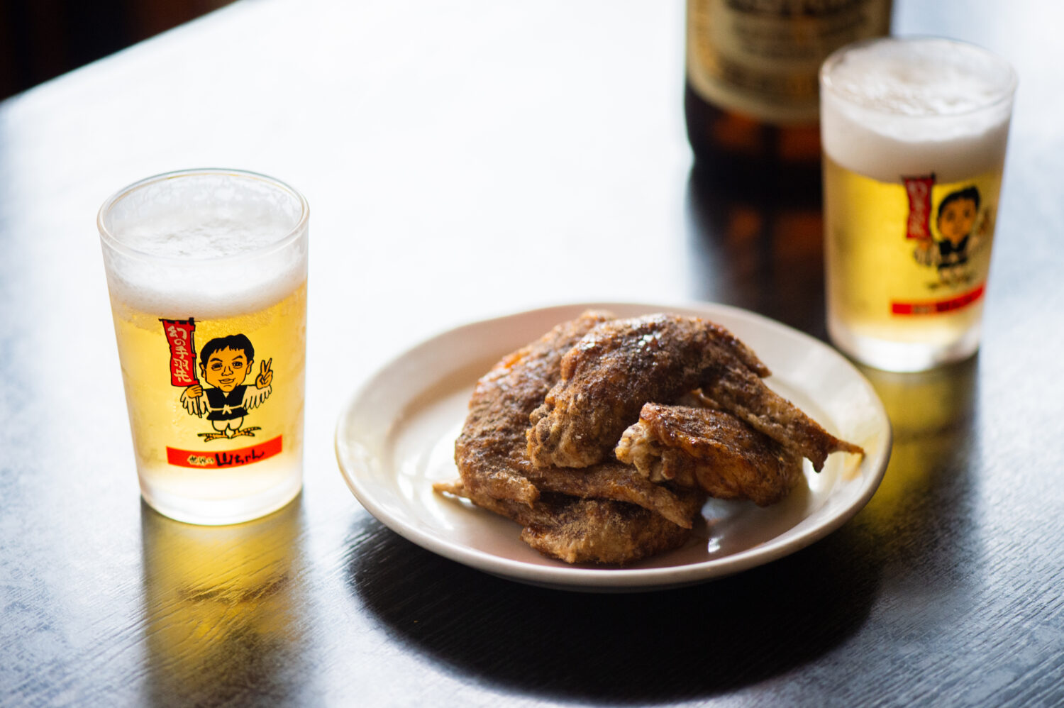 How to enjoy tebasaki karaage, Nagoya-style fried chicken wings｜Hold the joint and go in for a bite!