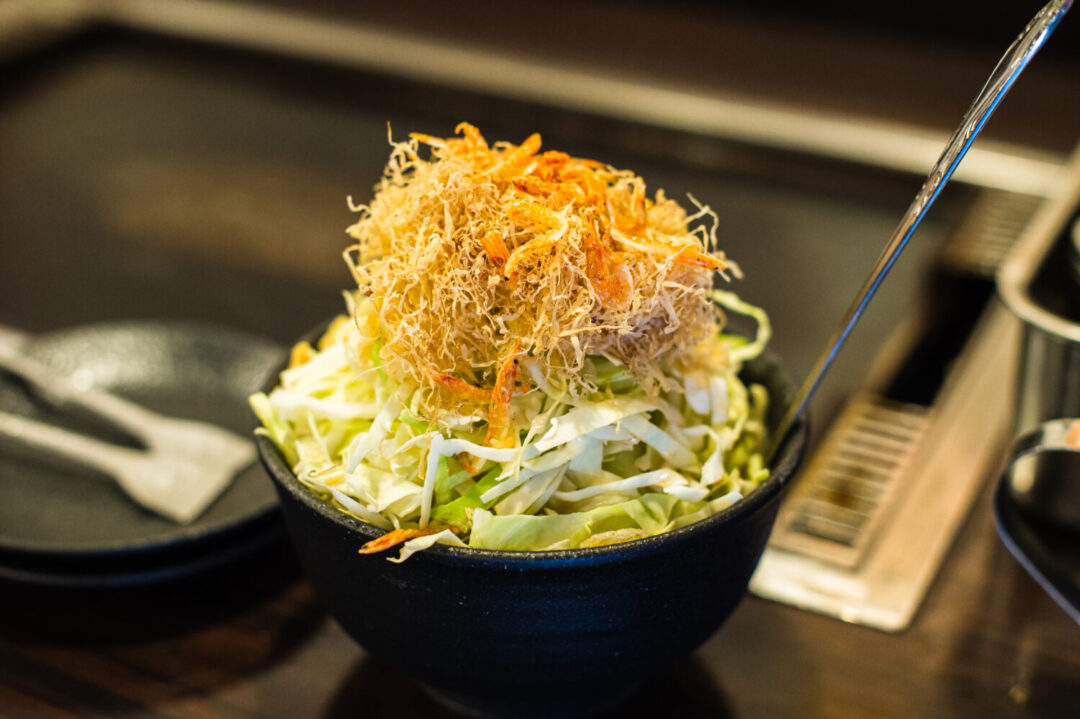 How to enjoy Monjayaki ｜Build an embankment and pour in the broth!