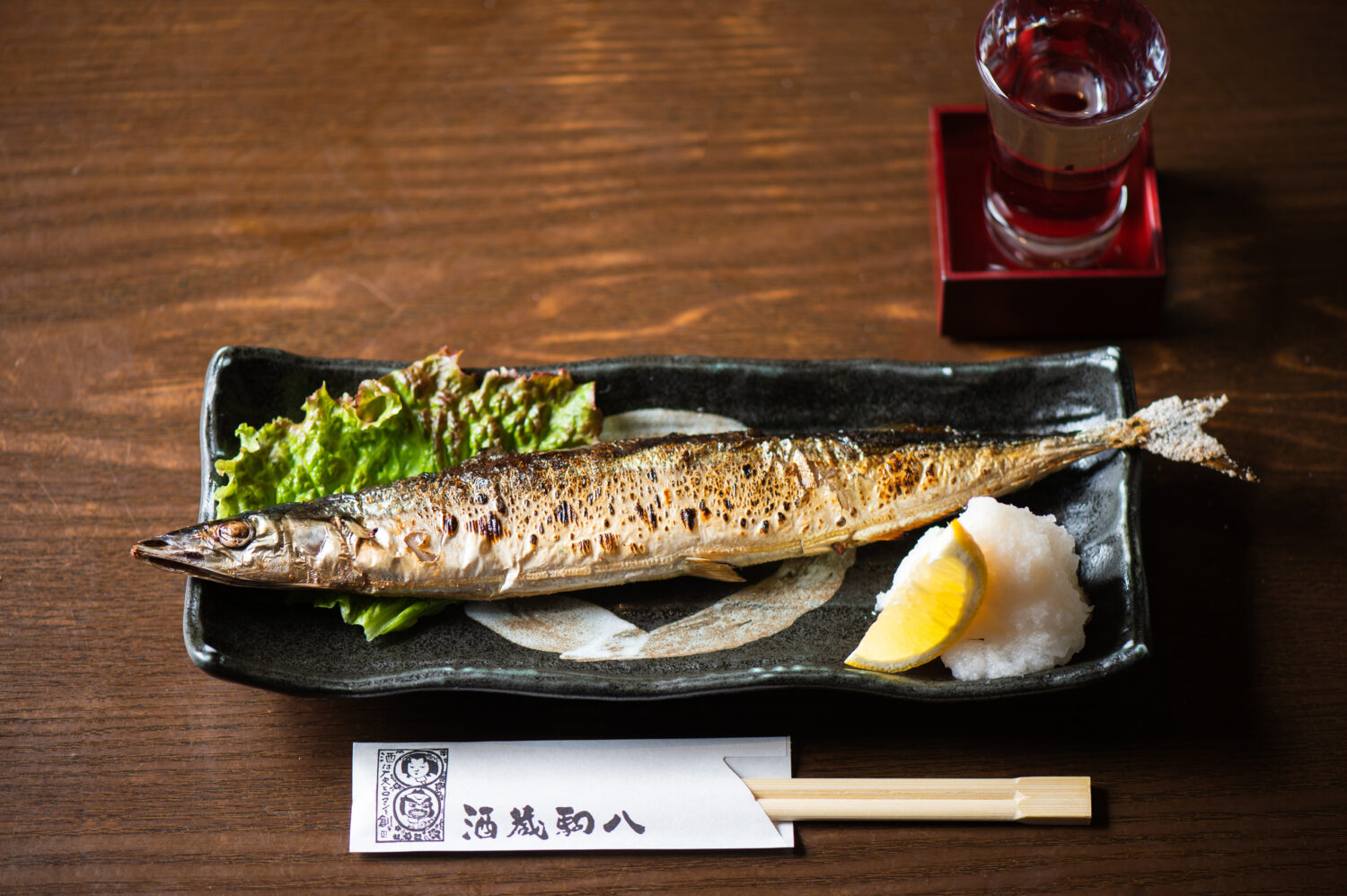 The smart way to enjoy salted grilled saury｜Open the saury up from the back and put between some daikon!