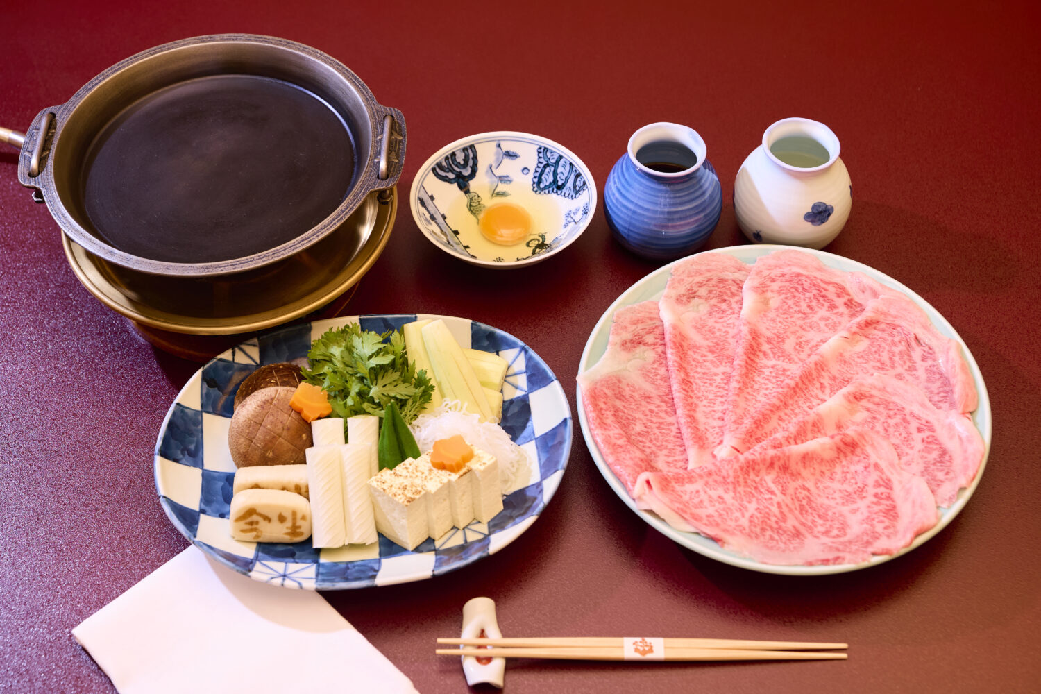 The smart way to enjoy sukiyaki｜Savor the beef on its own, then move on to the vegetables!