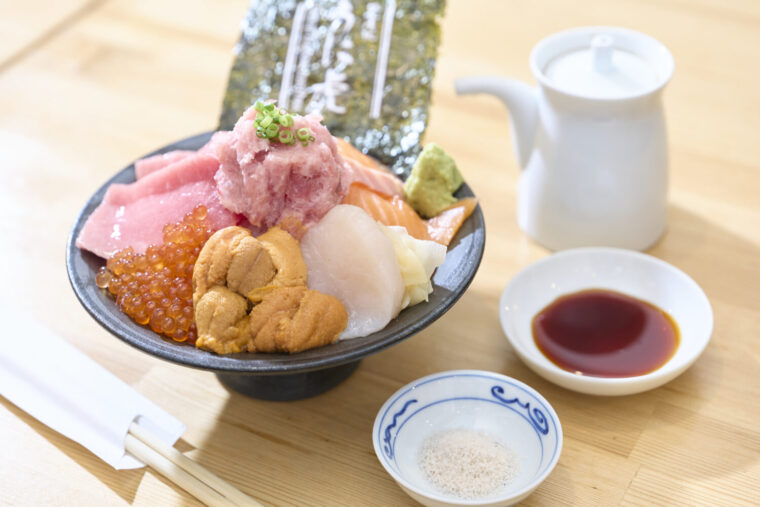 How to eat <em> Kaisendon</em> (Seafood Rice Bowl) | Dip fresh<em> neta</em> (seafood) in soy sauce!