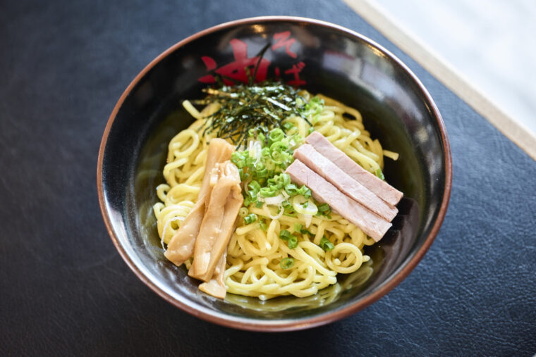 The smart way to enjoy abura-soba｜Start with two swirls around the bowl of vinegar and chili oil!