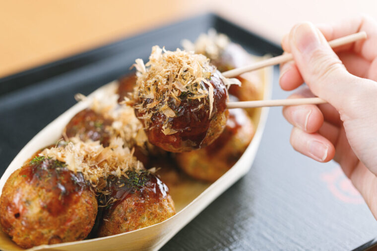 How to eat takoyaki (a ball-shaped octopus dumpling) | Try it piping hot in just one bite!
