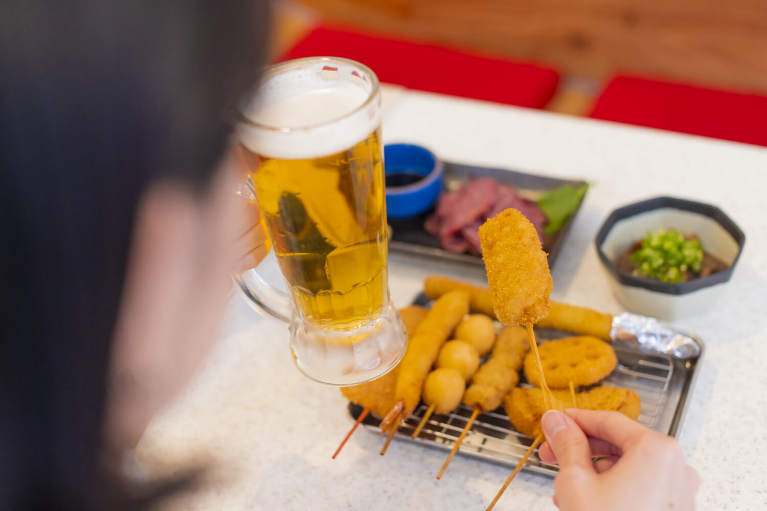 How to eat kushikatsu (deep fried skewers) at Kushikatsu Tanaka | Enjoy one of Osaka’s specialties with some drinks!
