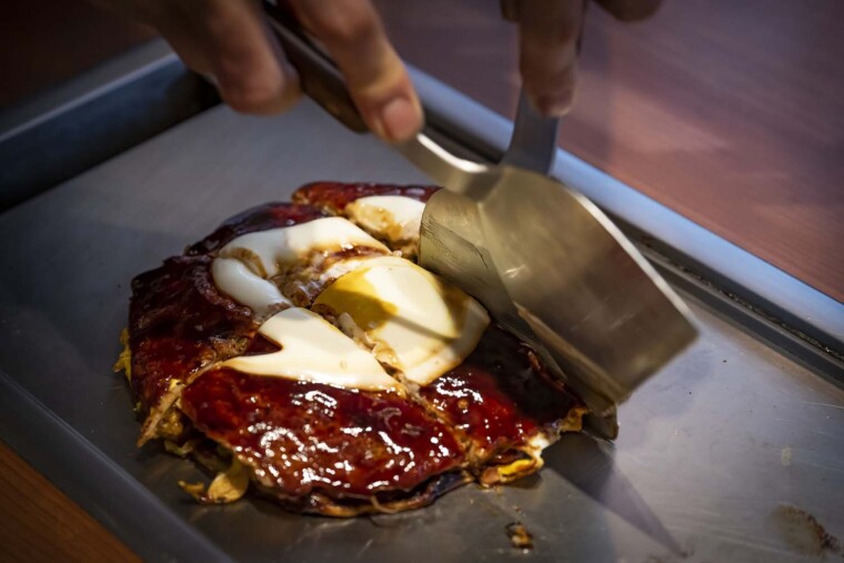 How to eat okonomiyaki | In Osaka style, eat straight from the teppan using kote