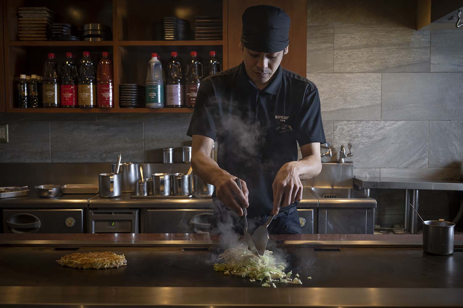 How to eat okonomiyaki | In Osaka style, eat straight from the teppan