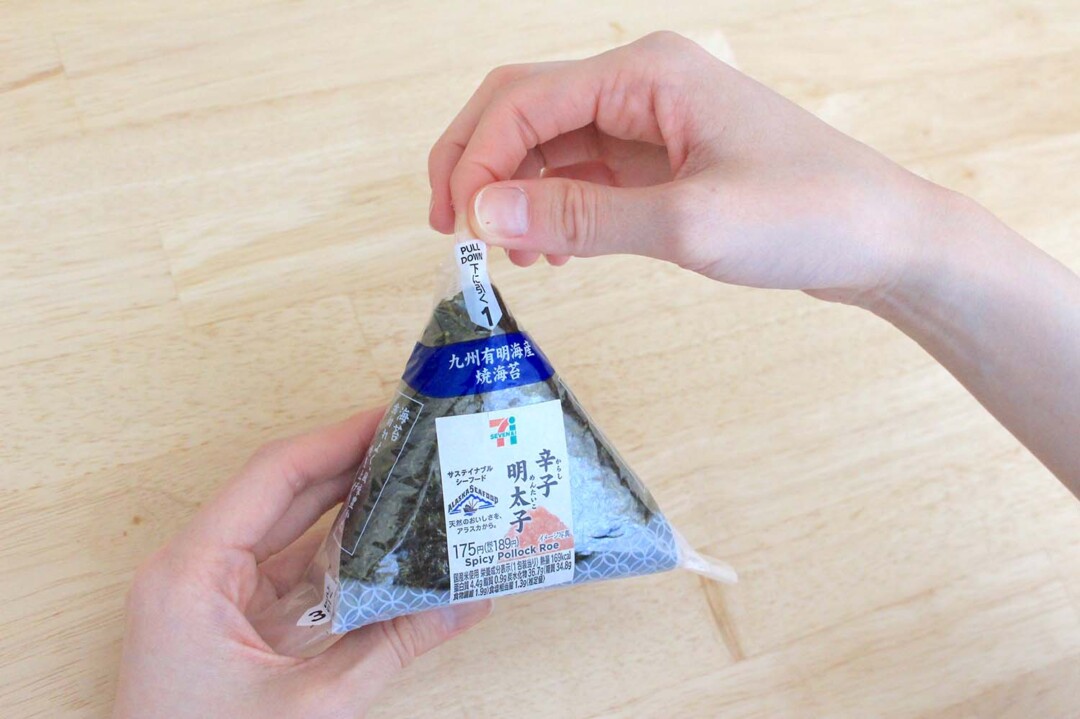 How to open the classic type of convenience store onigiri