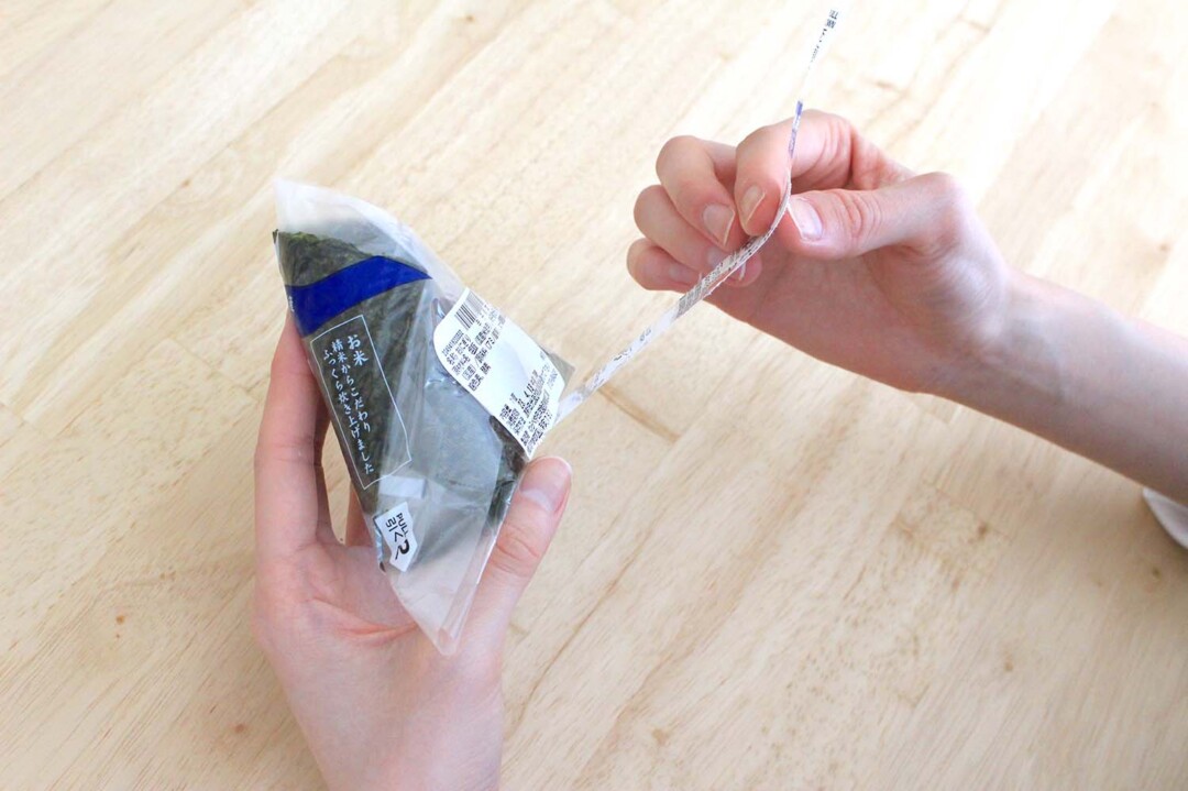 How to open the classic type of convenience store onigiri