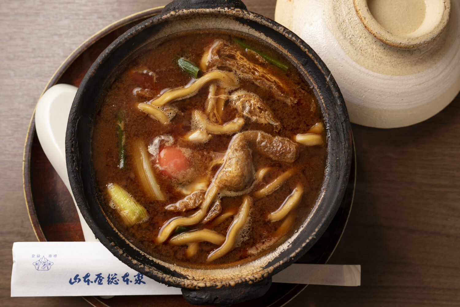 名古屋必吃！用锅盖品尝味噌乌冬面，这样吃更美味！