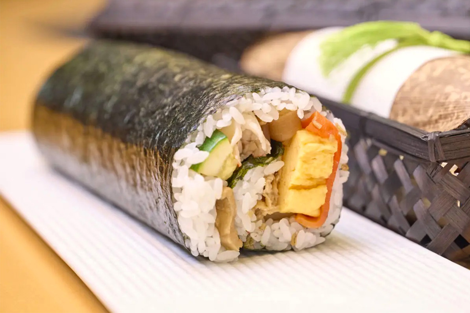 恵方巻の楽しみ方｜2023年は南南東165°の方角で！