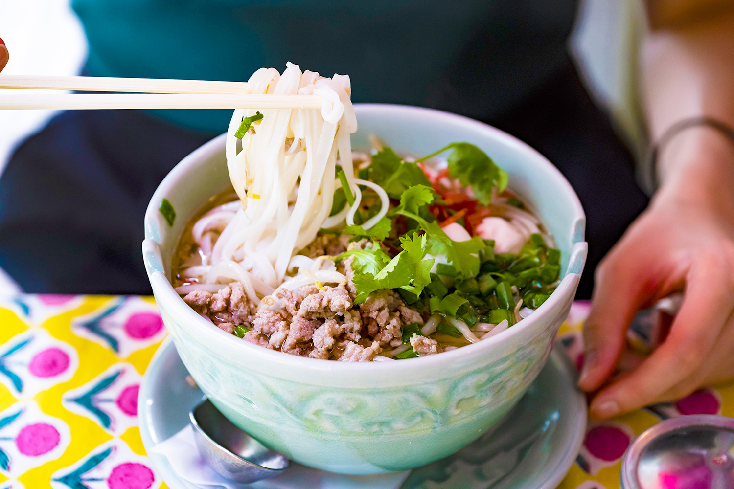 How to Enjoy Thai Rice Noodle Soup Like a Local: A Guide to Sen Lek Nam Etiquette and Flavor Hacks