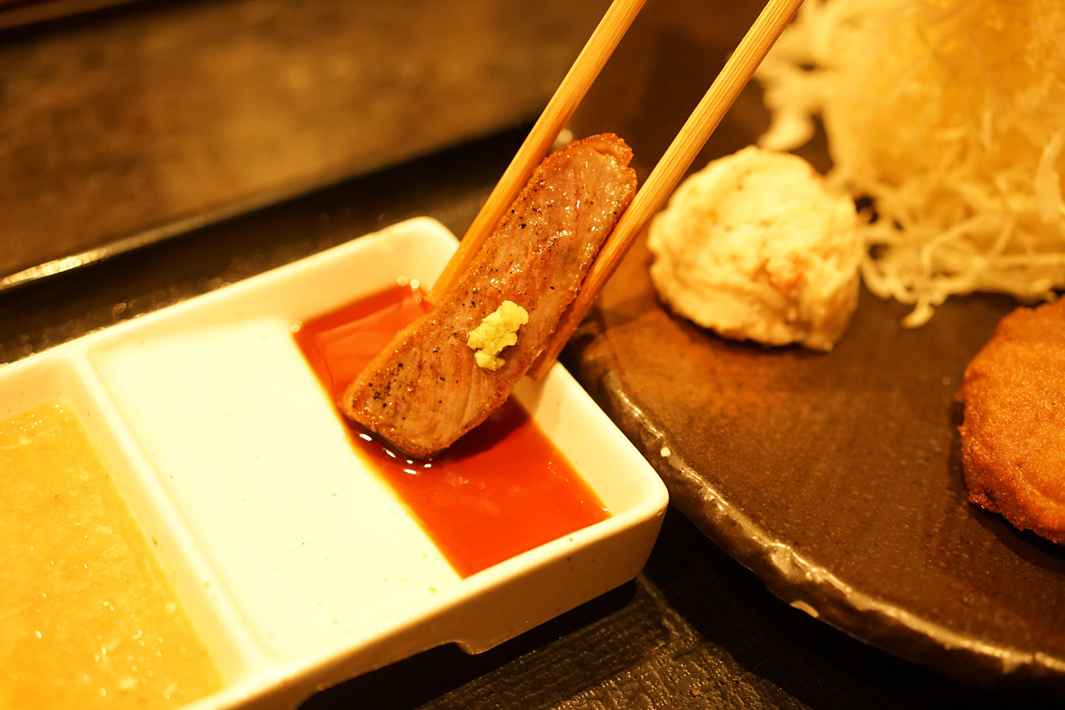 【牛かつ もと村】石燒鐵板現烤體驗！必吃炸牛排套餐全攻略