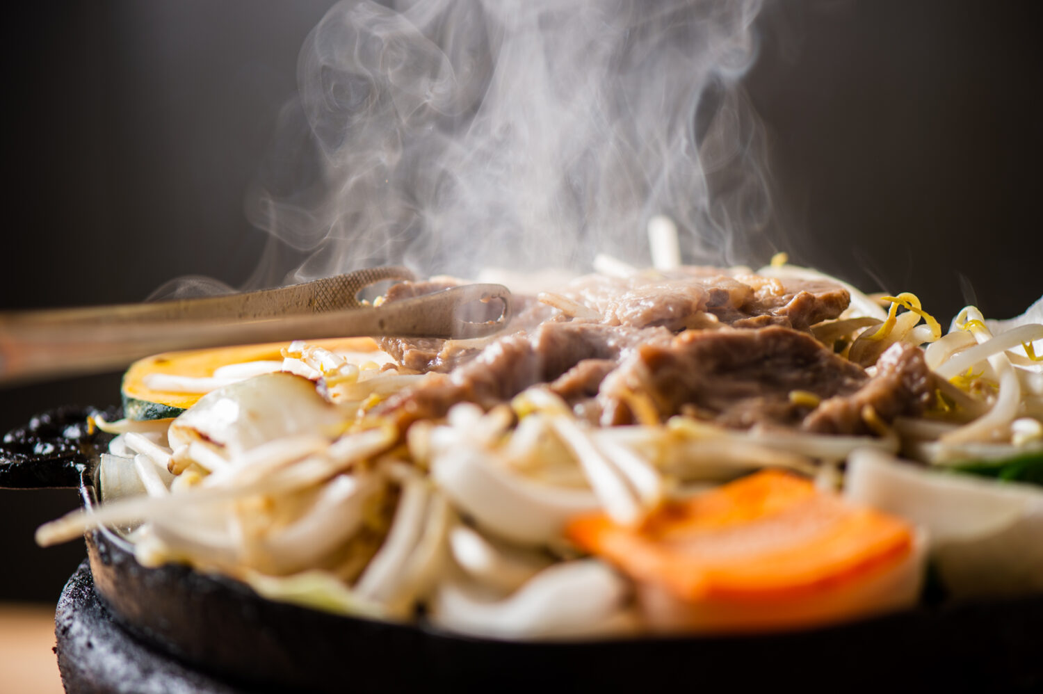 Grill the ajitsuke niku (marinated meat) with steam from the vegetables