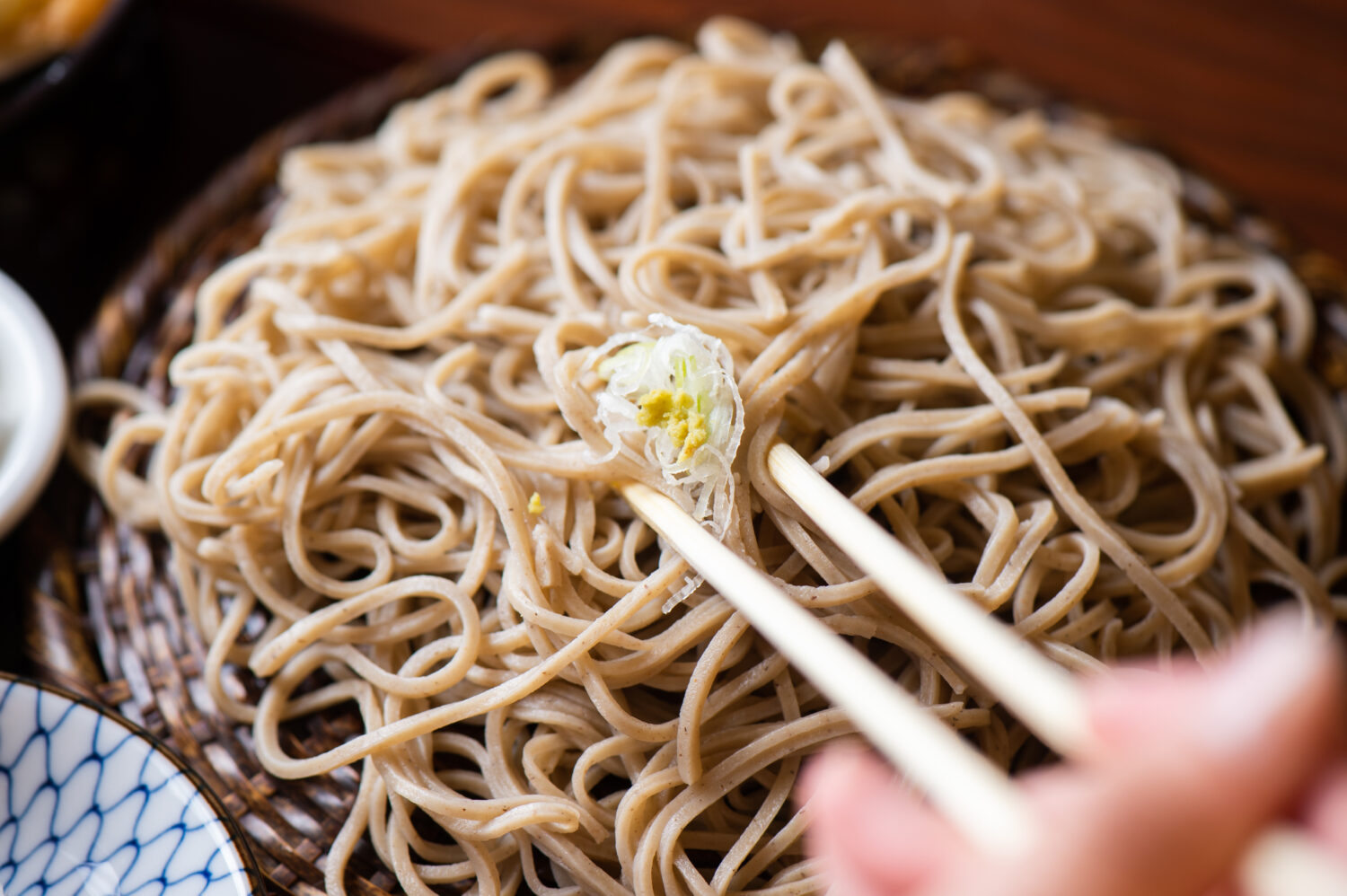 Add yakumi (aromatic condiments) to the noodles, not to the dipping sauce