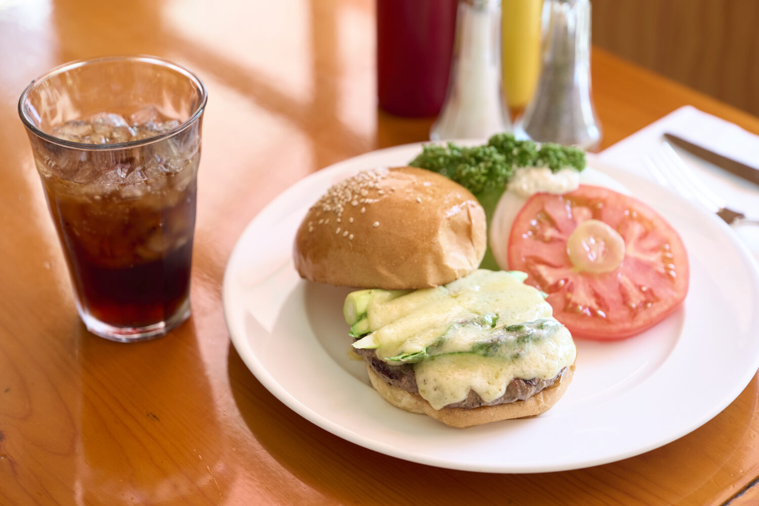 上から押さえて2等分が正解！　プレートハンバーガーの食べ方