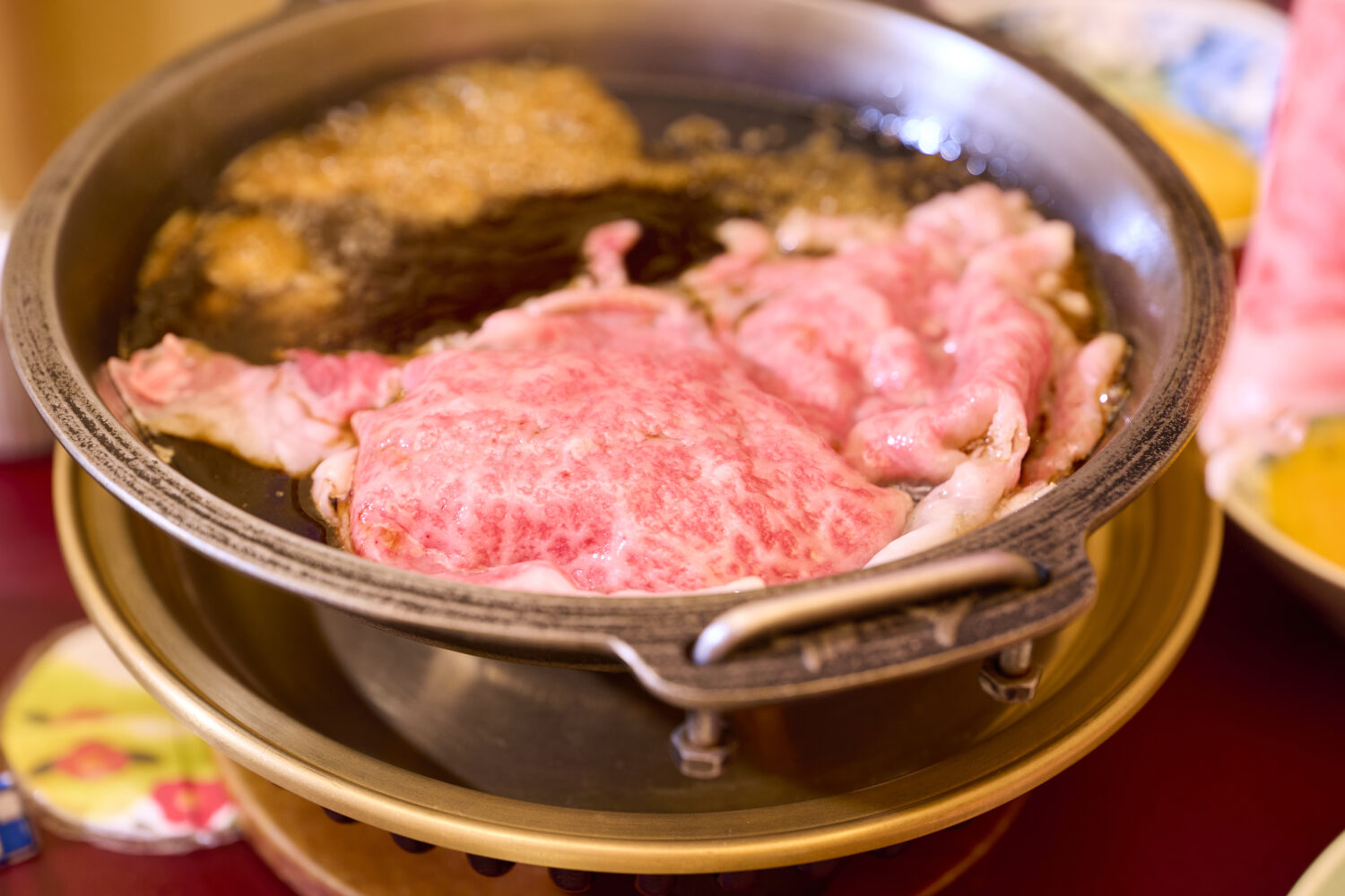割り下が沸いたら、牛肉の登場。重なる部分がないよう、なるべく開いて鍋に敷きます。