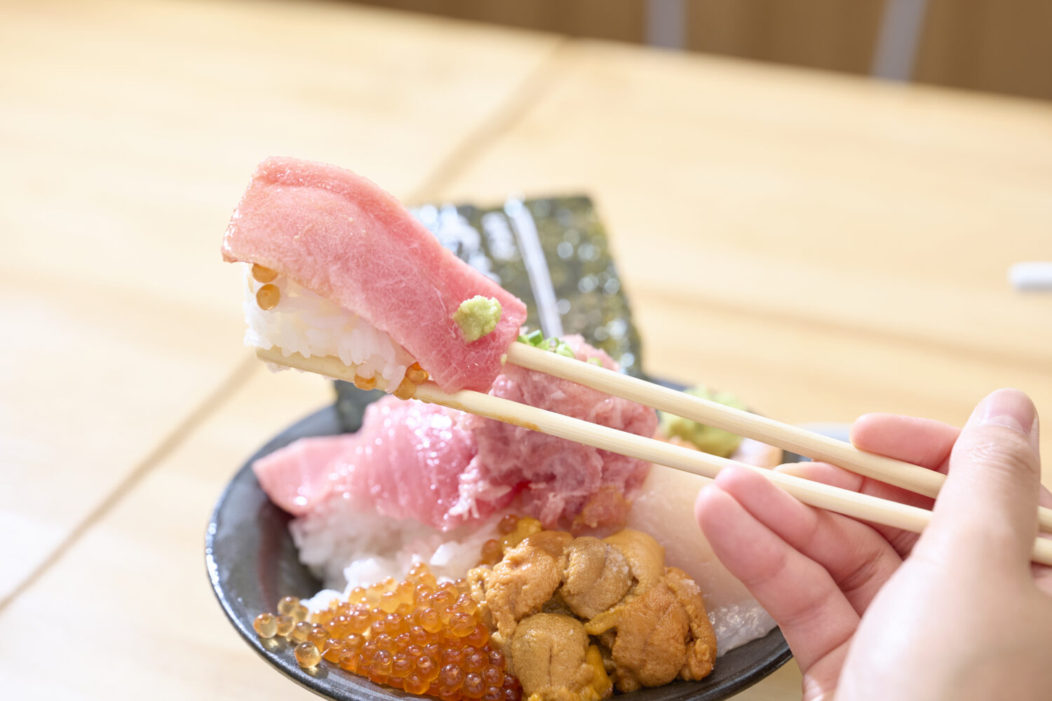 食べるときはこんなふうに、箸で小さな寿司をつくるイメージで！