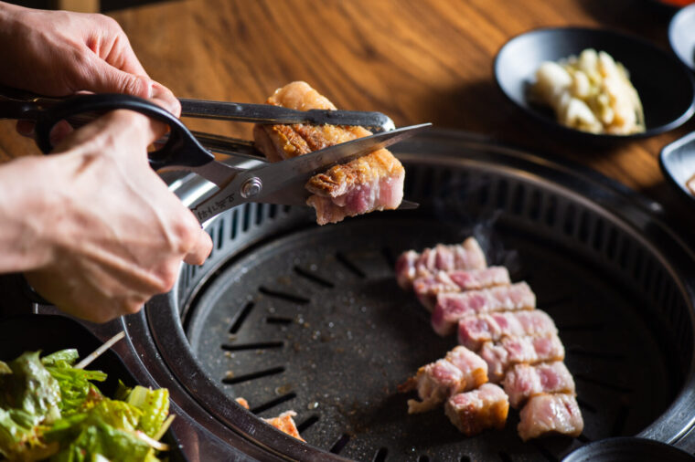 サムギョプサルの食べ方｜キムチ＆ごはんもサンチュで巻くのが韓国式！