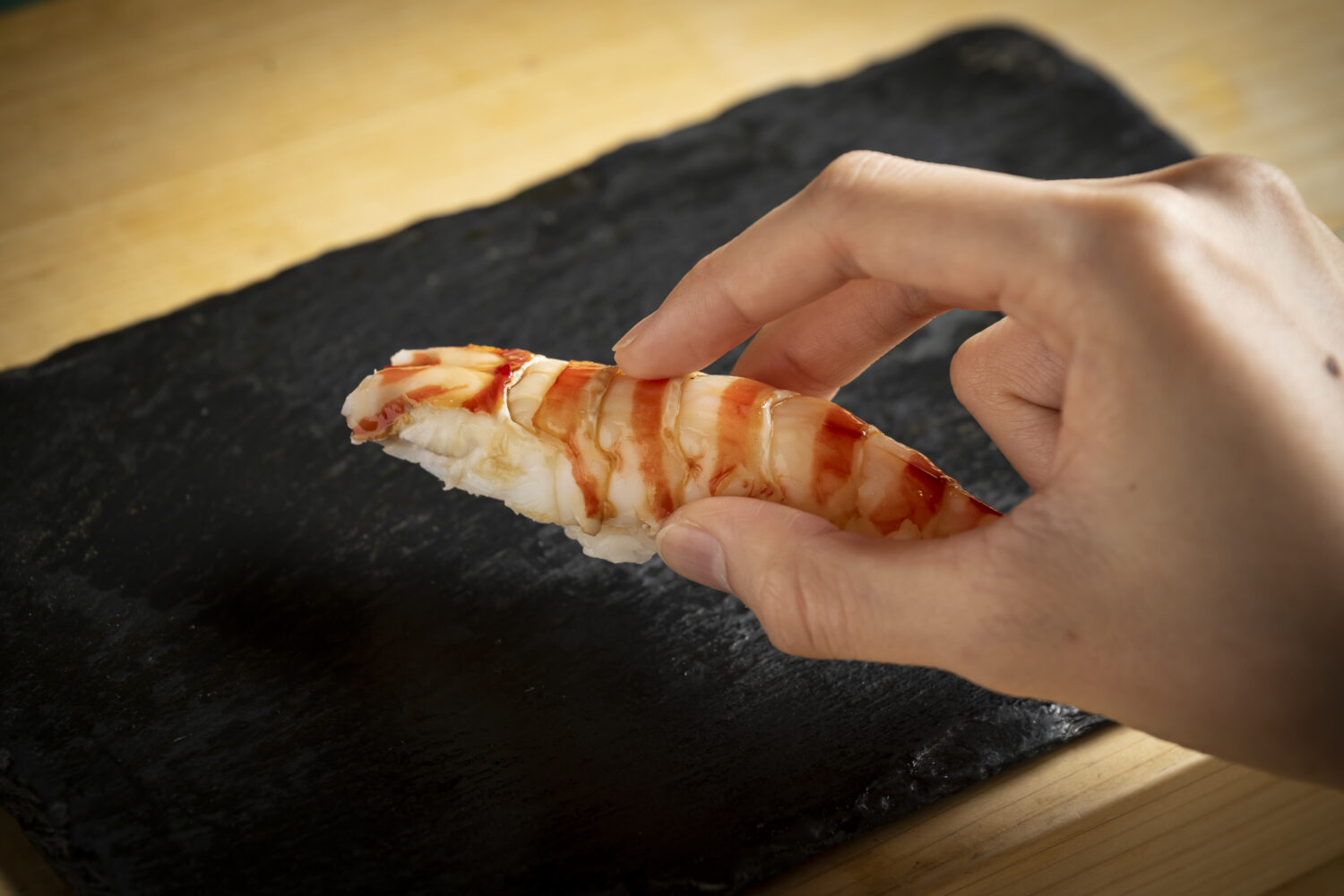 お寿司は、手でそのまま食べるのがお作法