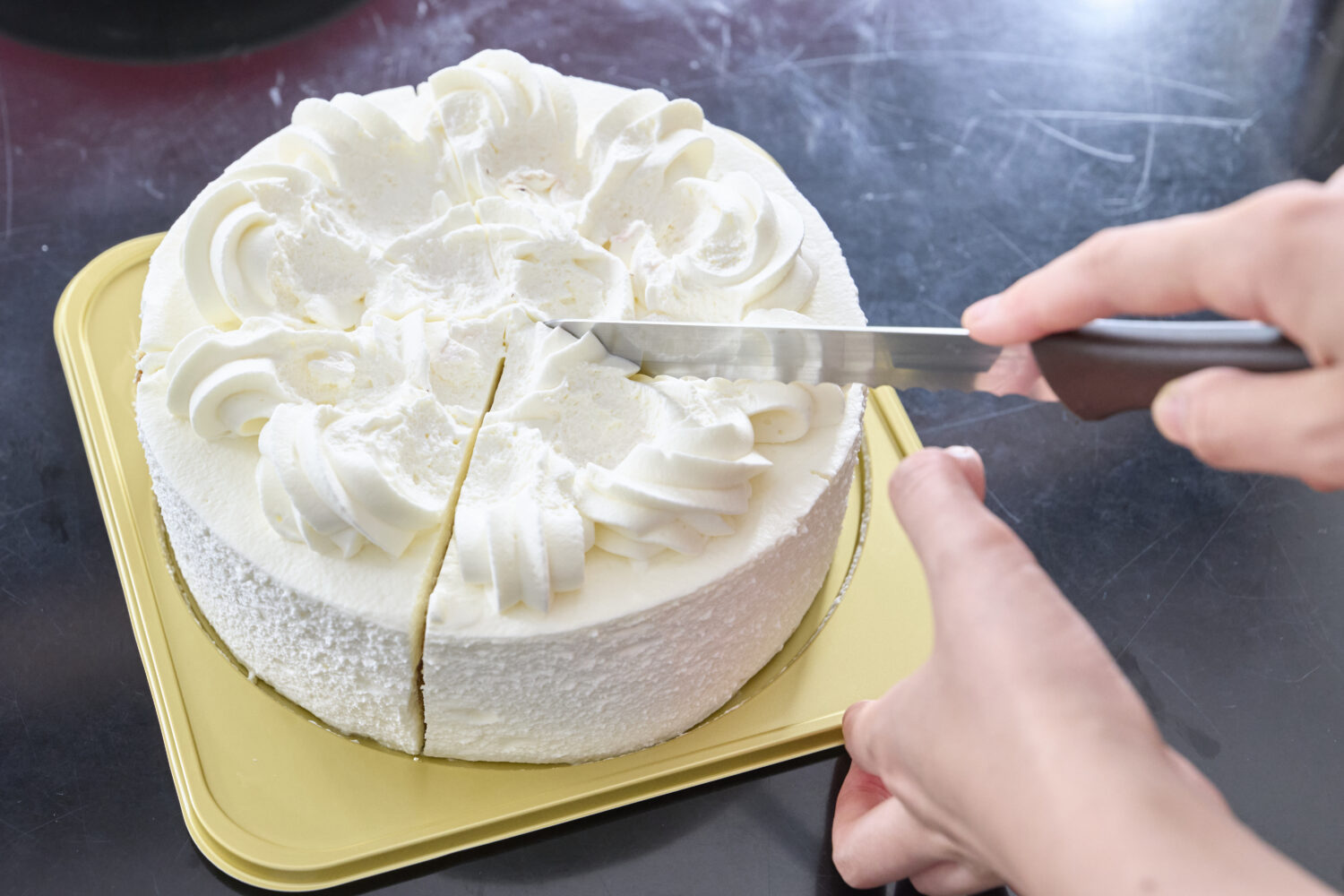ナイフの刃先をケーキの中心に合わせ、カット開始。