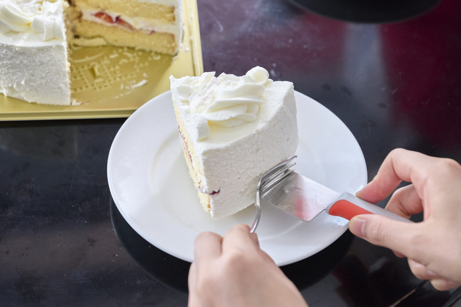 皿へケーキを移したら、フォークなどで押さえながらやさしくナイフを抜く