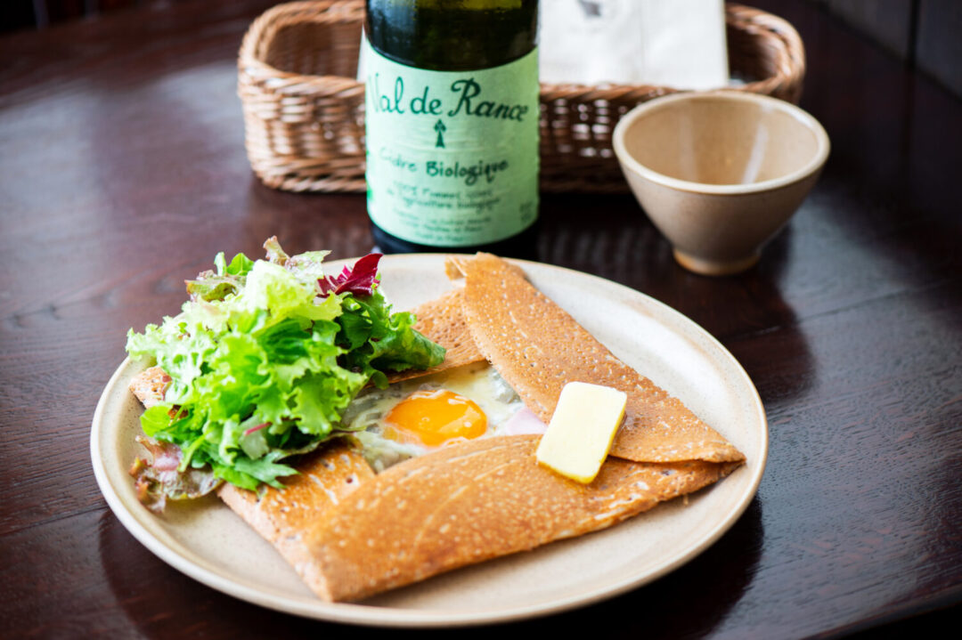 生地をくるくると巻くのが本場フランス流 ガレットの食べ方