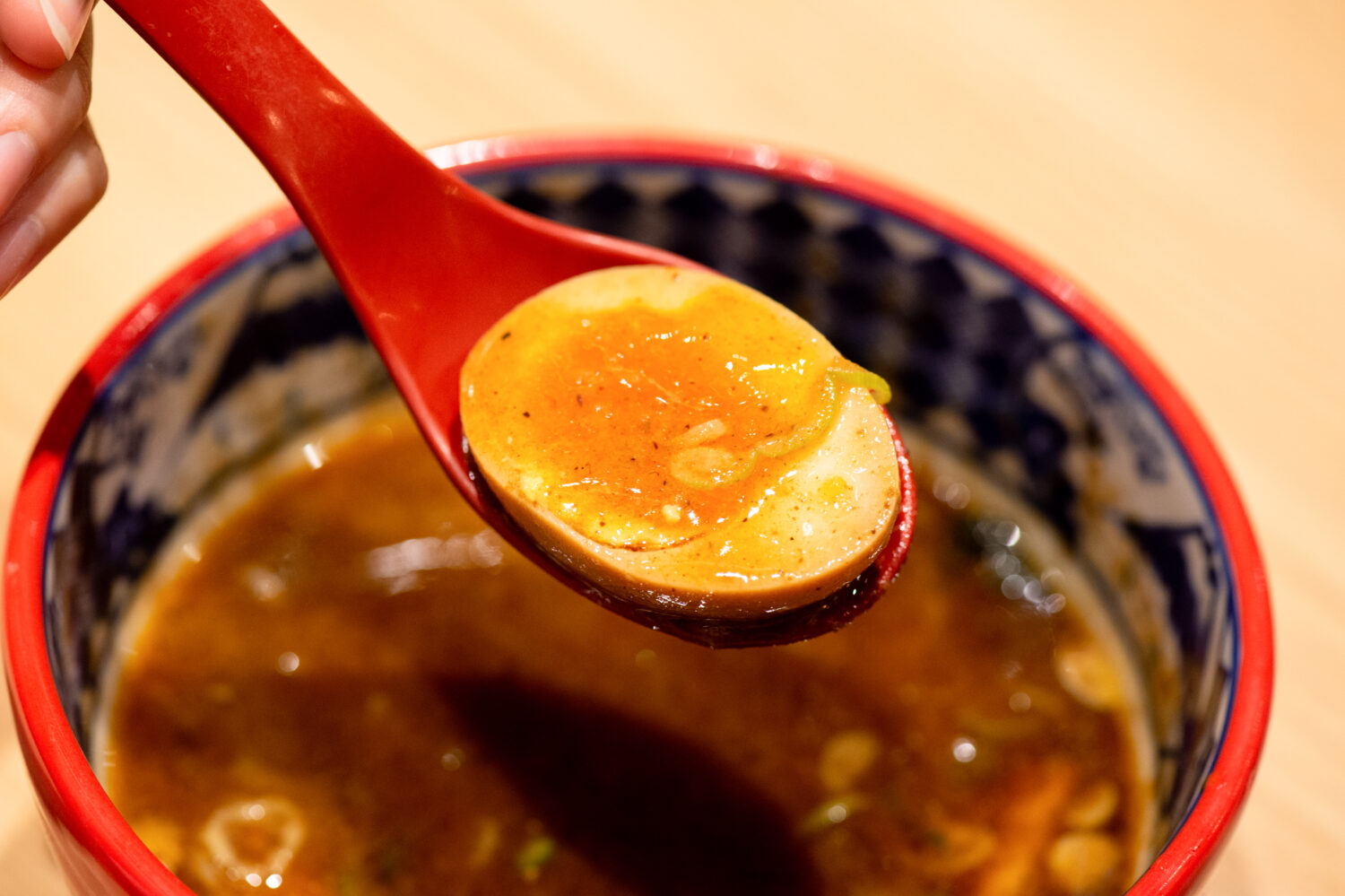 おつまみ感覚でそのまま食べるのもツウですが、やはりここはスープに浸して味わうのが王道です。