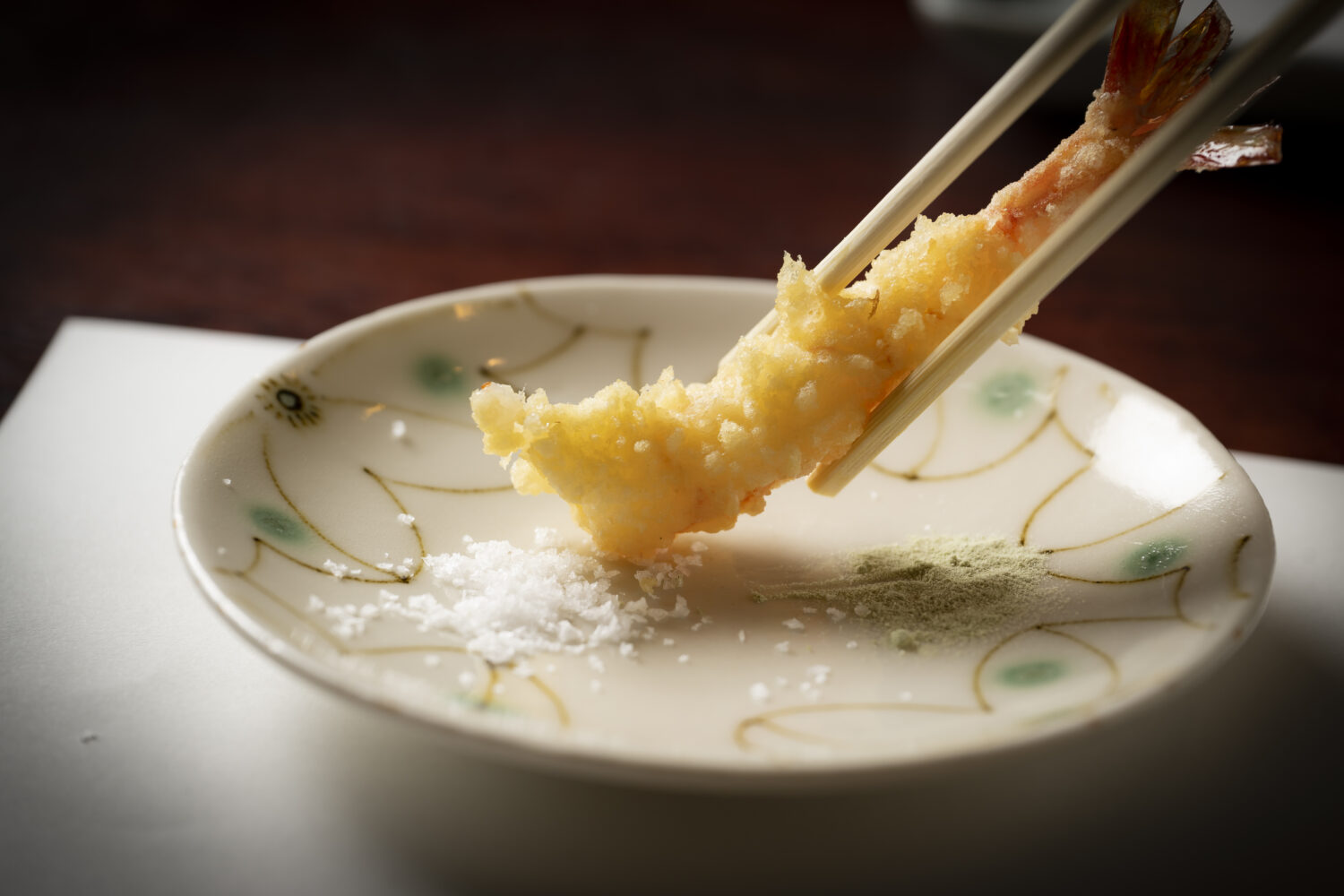 エビは塩。塩皿に塩を出し、天ぷらを箸でつかんで上からつけます。