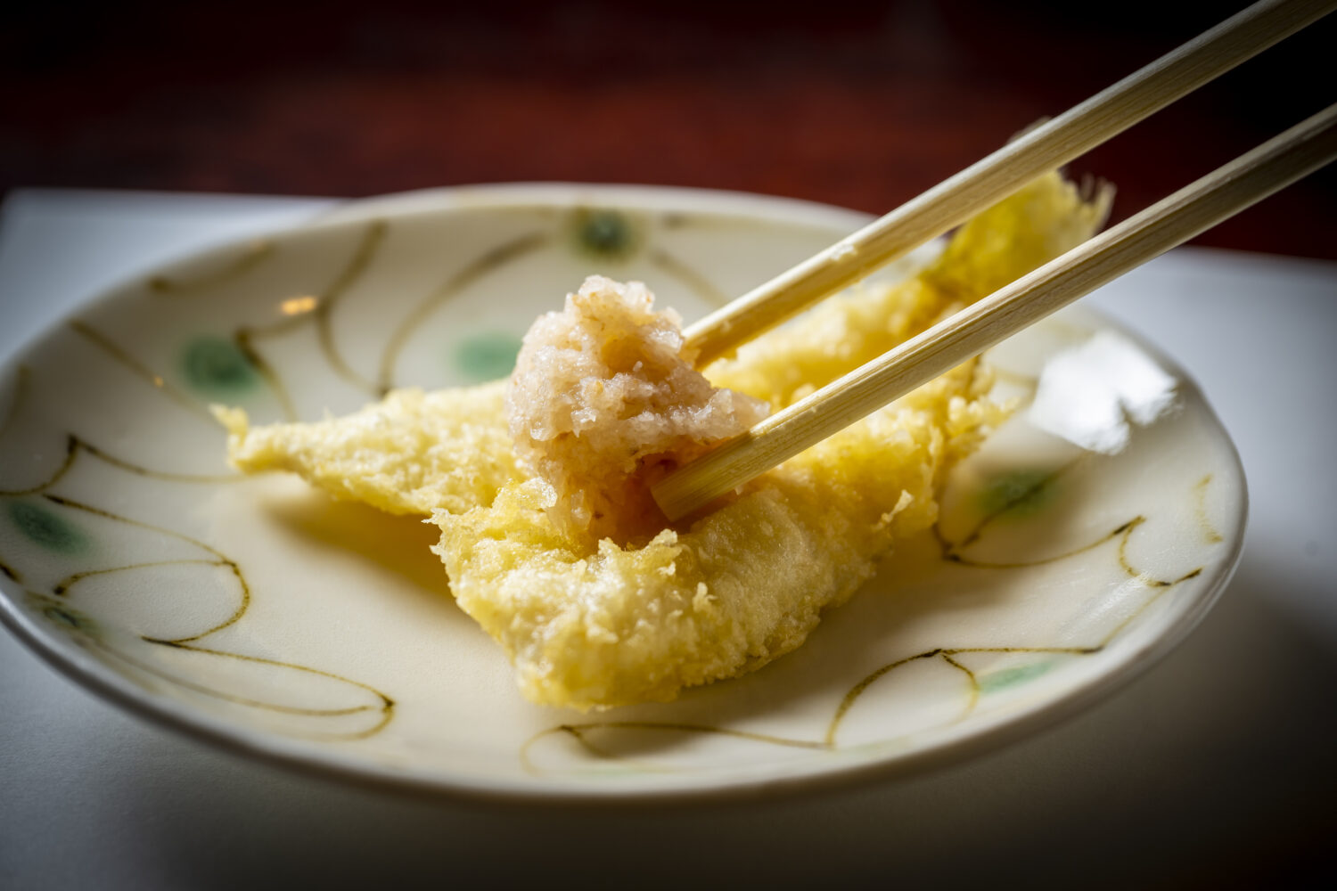 Using condiments: shio (salt), tentsuyu (tempura dipping sauce), and lemon