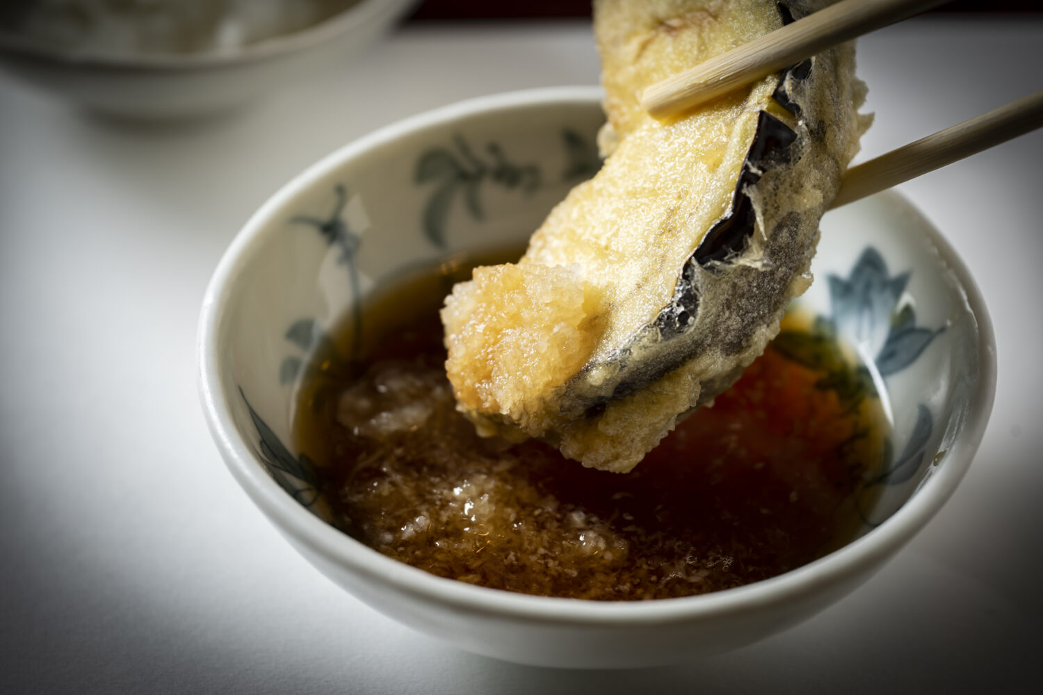 ナスは天つゆで。おろしを天つゆに浸し、天ぷらでおろしをすくうようにしていただきます