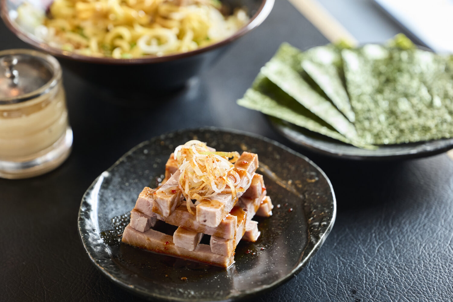 Tips for enjoying tsumami chashu (roast pork side dish)