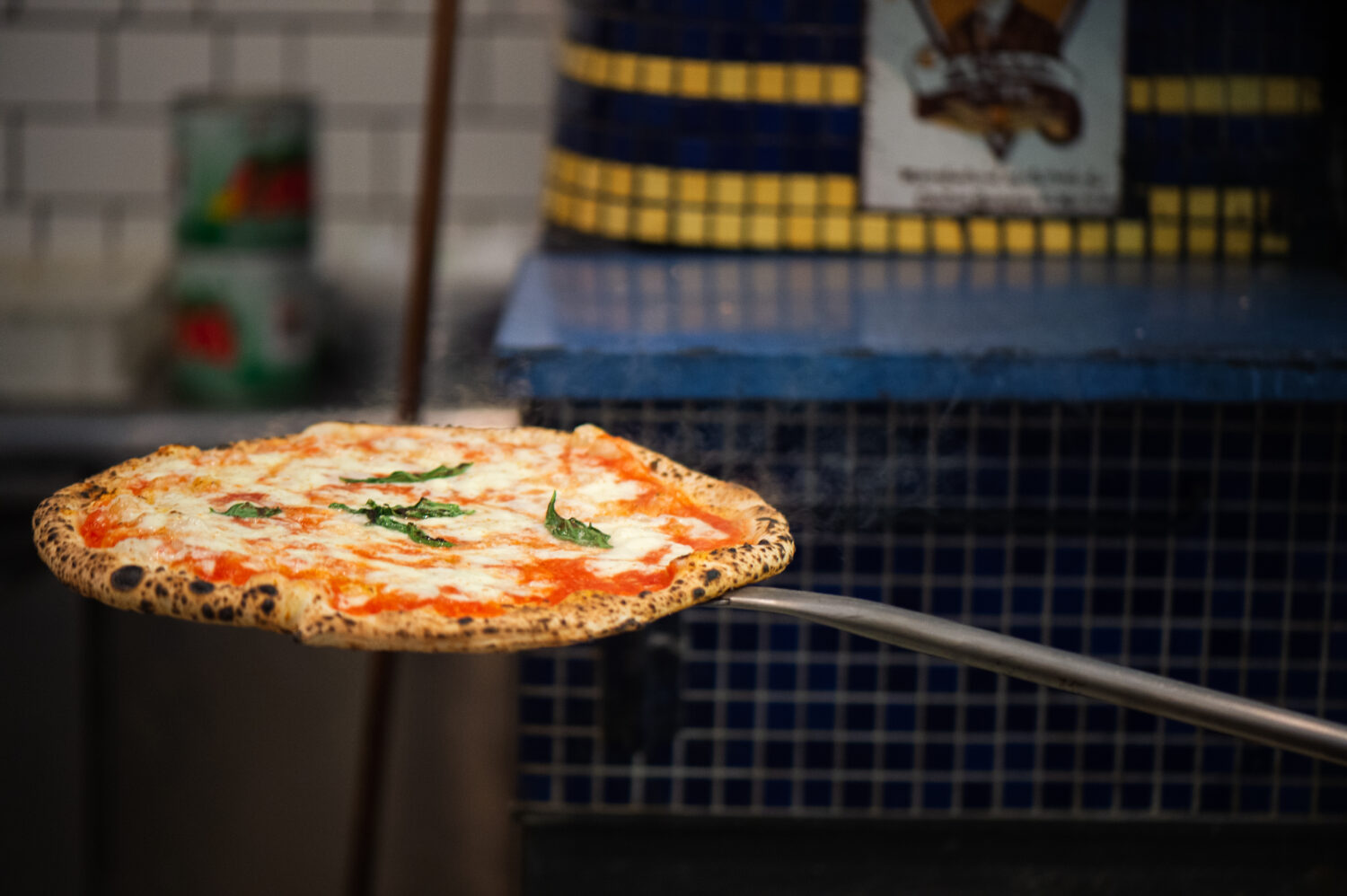 本場ナポリから運んできたピッツァ窯から出てきたアツアツの大きなピッツァ。