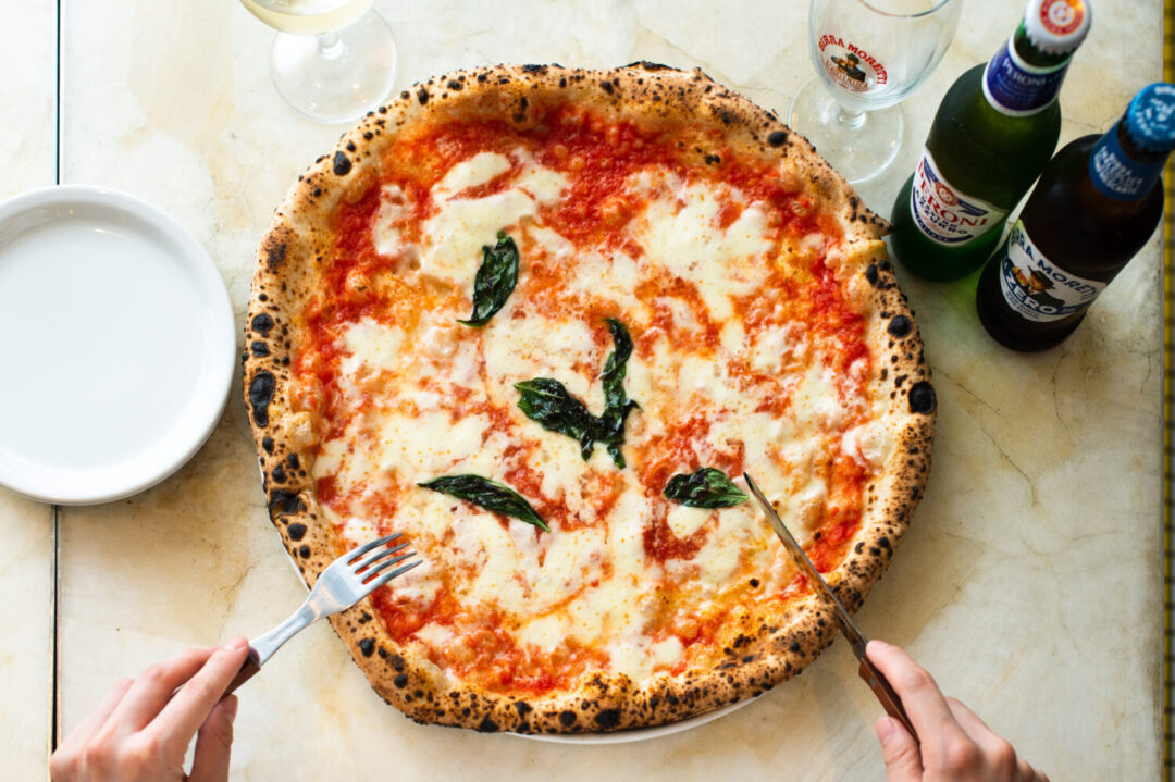 ナイフとフォークでスマートに！イタリアンピザの食べ方
