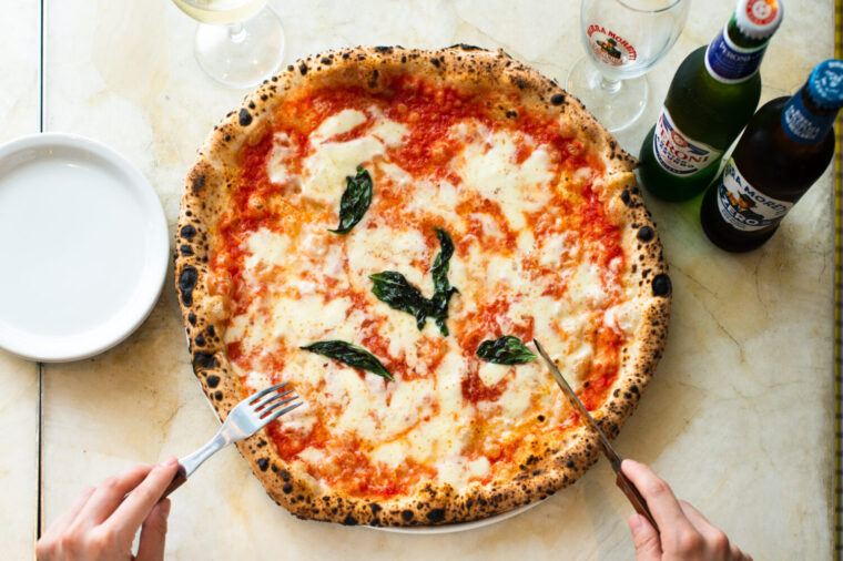 イタリアンピザの食べ方｜ナイフとフォークでスマートに！