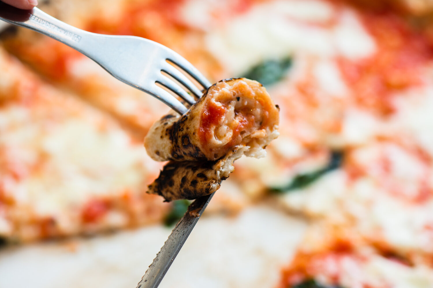 ナイフとフォークでスマートに！イタリアンピザの食べ方