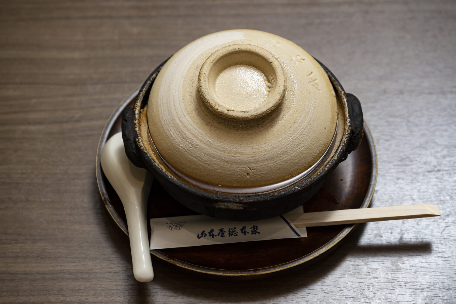 山本屋総本家の味噌煮込うどんは、この状態で供されます。立派な土鍋です。