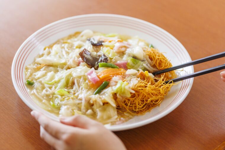 揚げ麺を二等分する