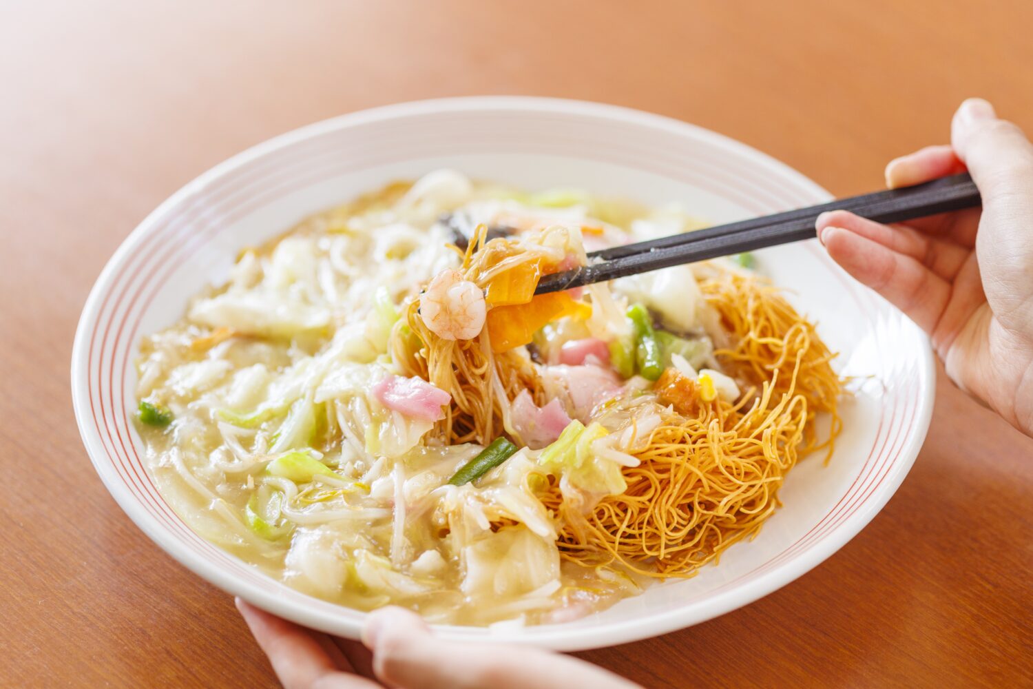 Divide the deep-fried noodles in half.