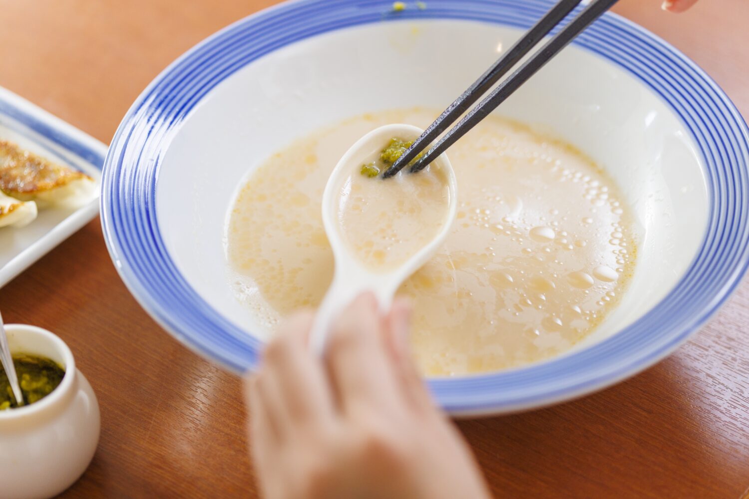 「柚子こしょう」をスープに溶かし入れます。