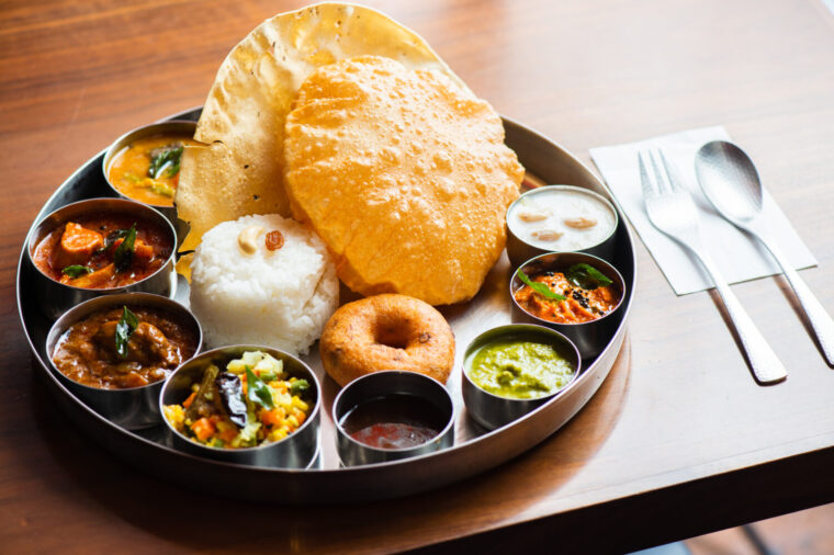 大皿の上を整理して食べる環境を整える！インドカレーの定食ターリーの食べ方