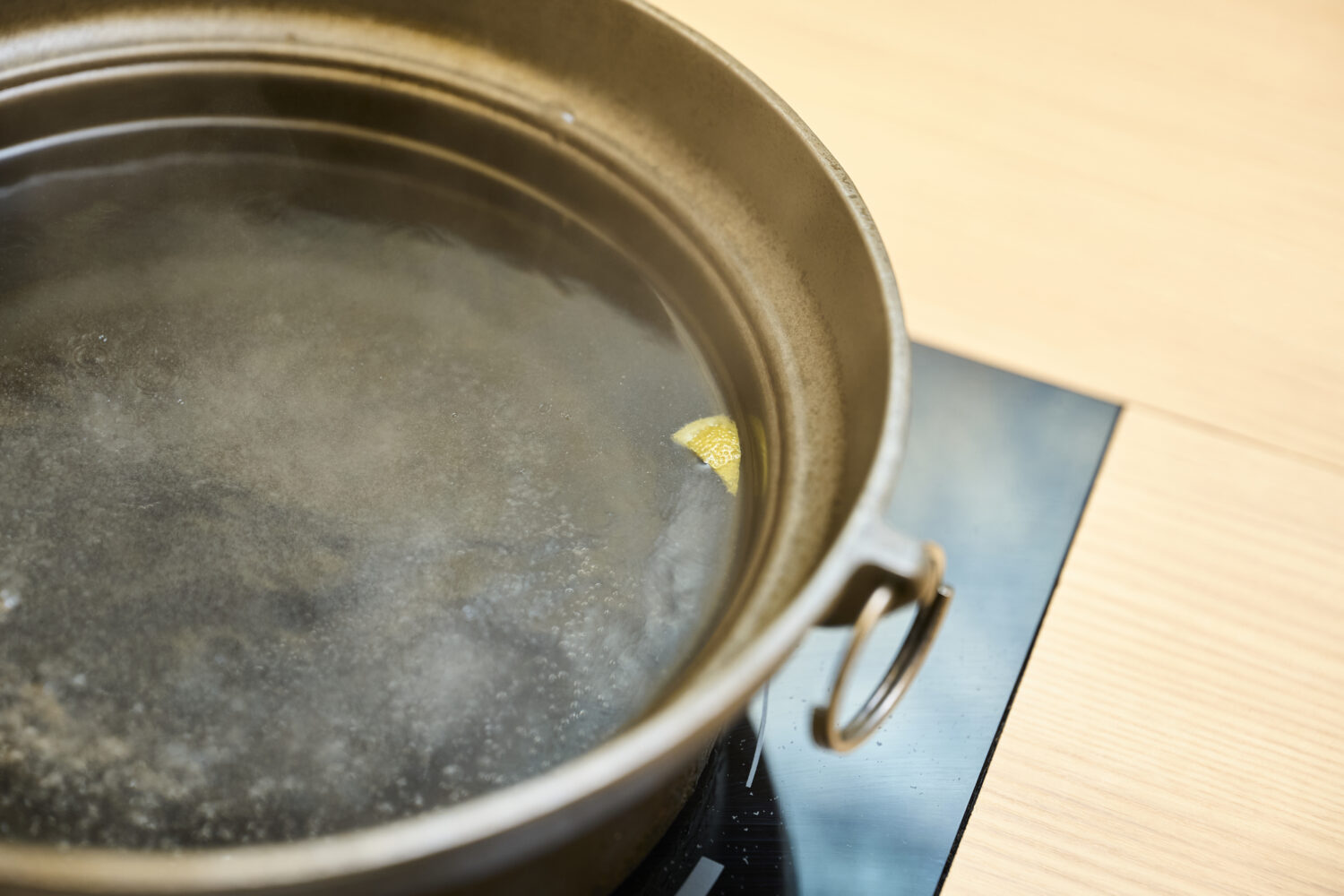 しゃぶしゃぶを注文すると、まずは出汁が入った鍋が運ばれてきます。