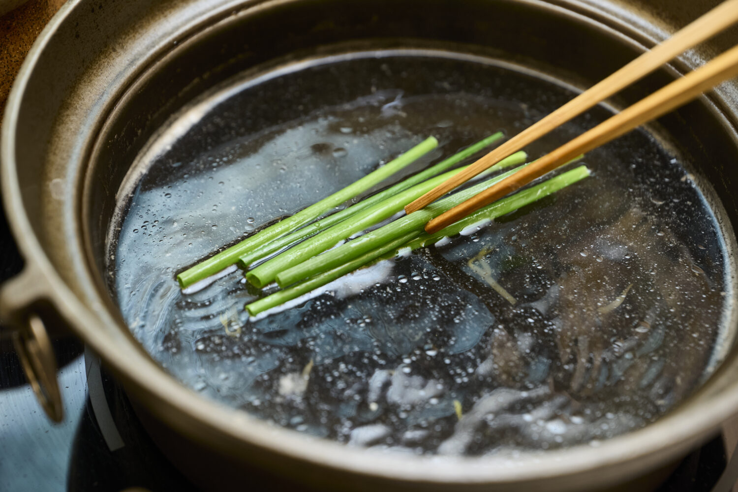水耕葱は出汁の表面に浮かべながら煮てください。