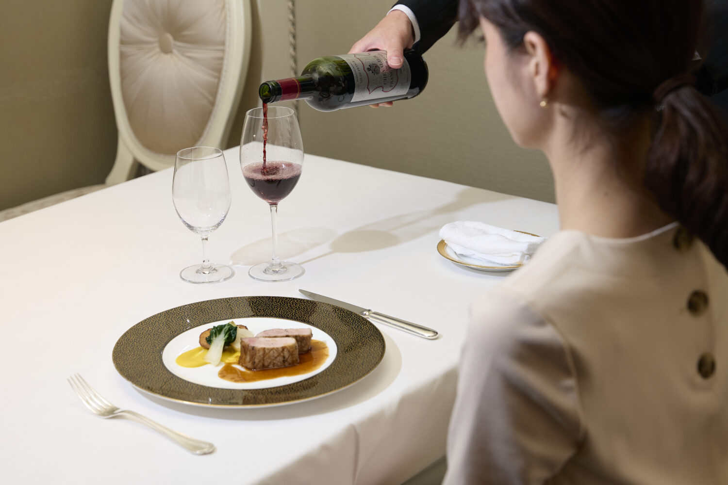 肉料理には赤ワインが合うというのが定説です。