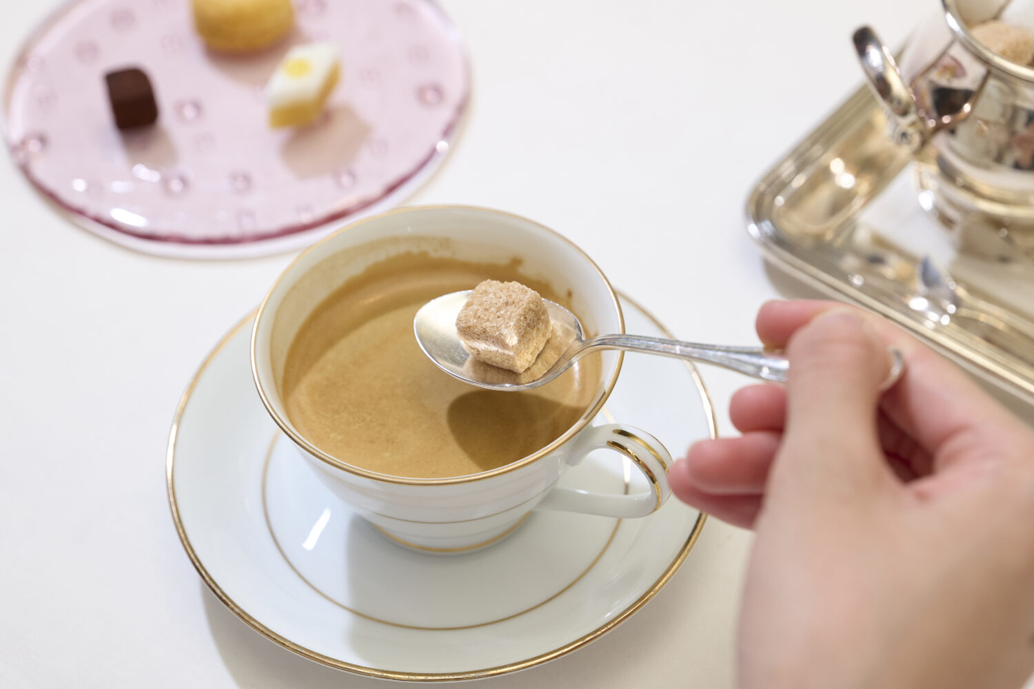 キューブシュガーは、トングで直接コーヒーや紅茶に入れず、スプーンに乗せてから入れましょう。