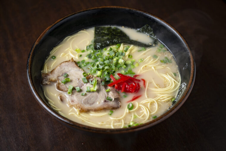 博多ラーメンの食べ方｜麺は「ばりかた」を選んで替え玉も！