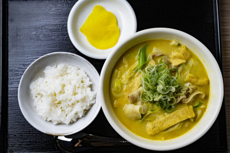 カレーうどんの食べ方｜汁を飛ばさずに美しく完食！