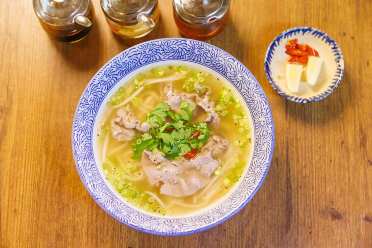 フォーの食べ方｜卓上調味料とトッピングで自分好みにするのがベトナム流！
