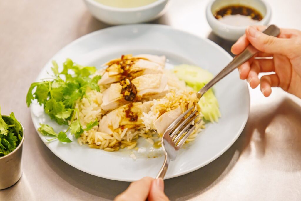 カオマンガイの食べ方｜右手にスプーン、左手にフォークがタイ流｜goodie foodie