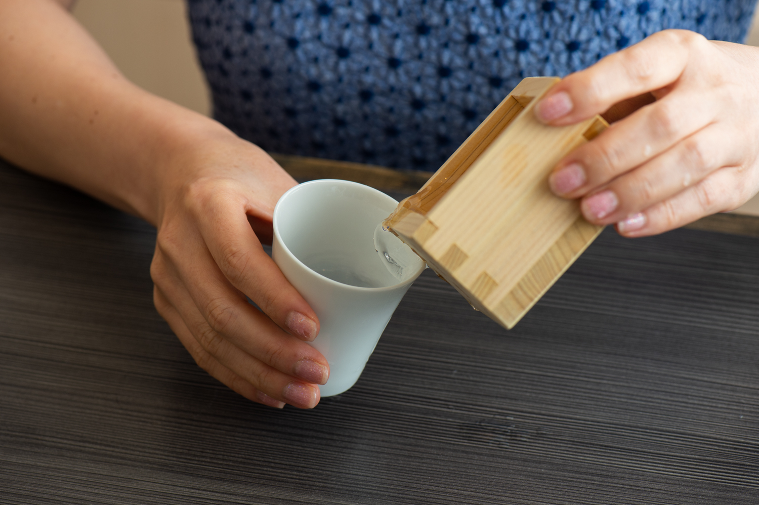 Pour the excess sake from the masu into your glass