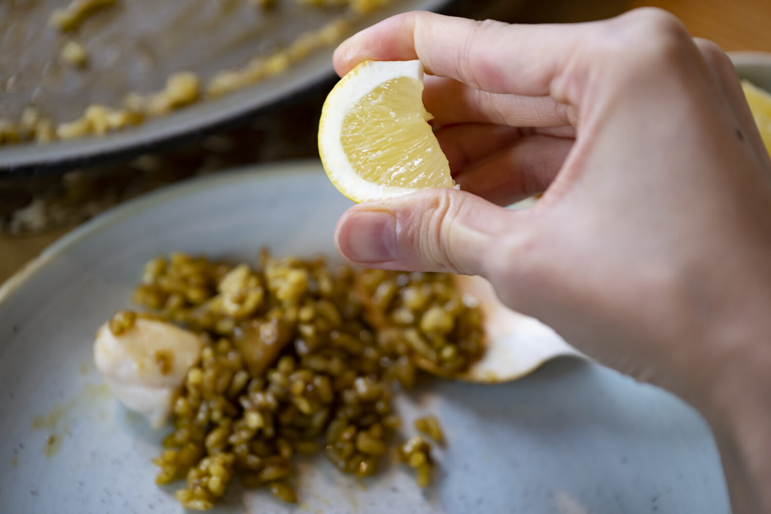 レモンもソース同様に、自分の食べる分だけにかけます